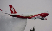 الطائرة العملاقة (سوبر تانكر) الامريكية تنضم الى جهود اخماد الحرائق